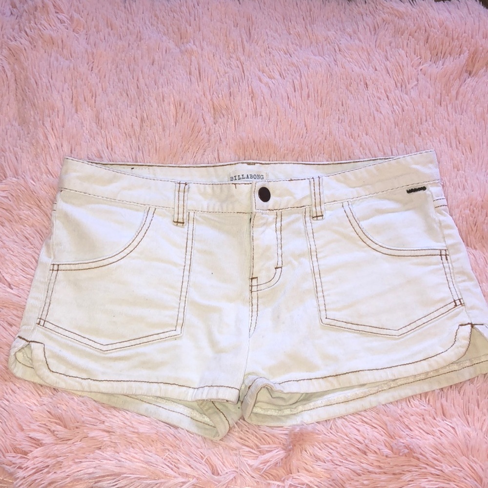 Super cute white billabong shorts!